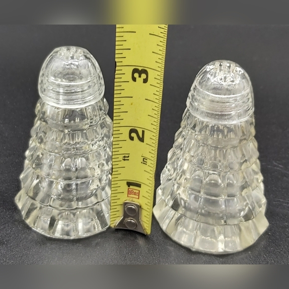 Vintage clear glass Christmas tree salt and pepper shakers - Picture 4 of 4
